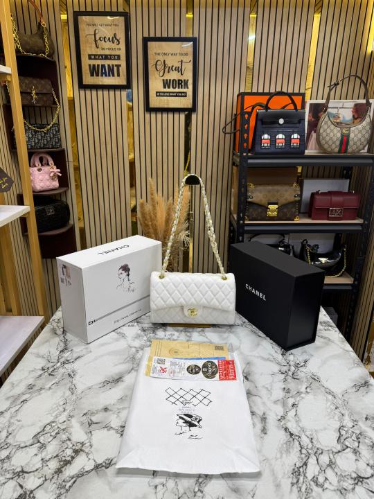 Chanel classic flap (white)
